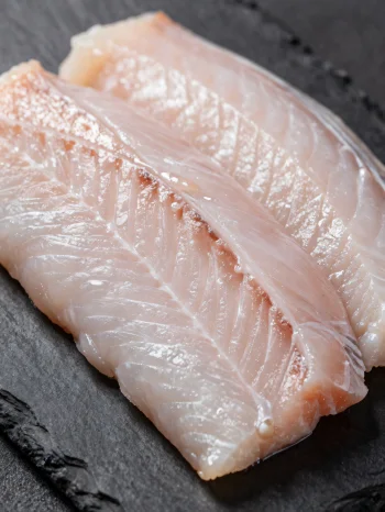 나무 도마 위에 올려진 신선한 장어 필레와 향신료