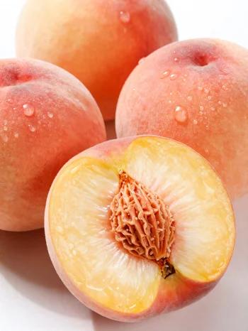 나무 테이블 위 통 복숭아와 조각 복숭아, 그리고 복숭아 주스