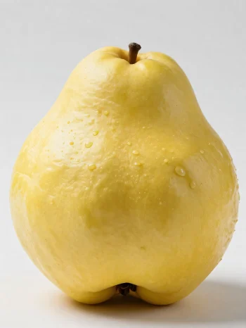 나무 테이블 위 초록 잎과 함께 놓인 통 모과와 자른 모과