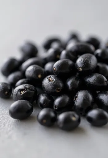 윤기가 흐르는 생 블랙빈과 삶은 콩이 그릇에 담긴 모습