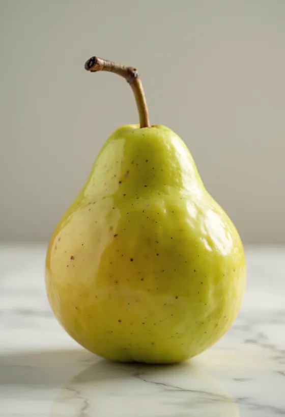 나무 도마 위에 놓인 초록색과 노란색 서양배, 자른 단면과 배 주스