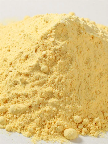 도자기 그릇에 담긴 노란색 고운 입자의 옥수수 가루