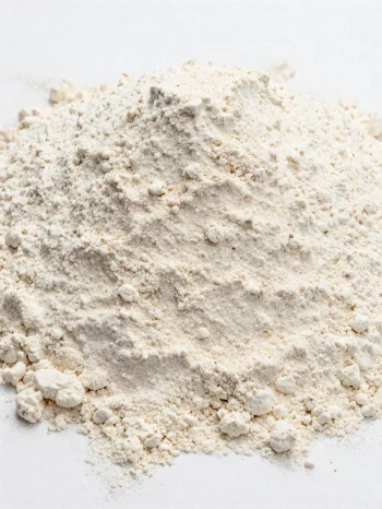 도자기 그릇에 담긴 자연스러운 밝은 갈색 톤의 스펠트 밀가루