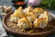 간장 소스 볼과 함께 제공되는 Ginger Gyoza