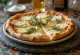 신선한 로즈마리와 치즈를 곁들인 Pizza al Rosmarino